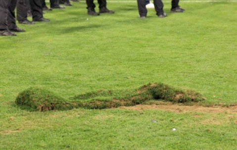 记者：球迷欧冠决赛后破坏安联草皮，巴黎将被欧足联罚款