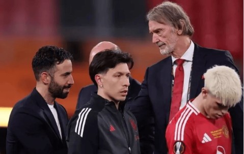 泪崩！队友跪求 B 费留队，更衣室警告：他走曼联必崩盘