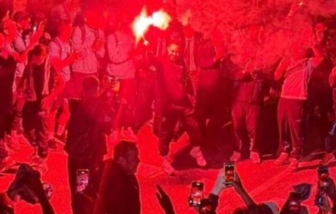 邮报：马赛球迷庆祝进入欧冠，德泽尔比凌晨4点被拍到参与其中