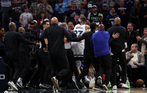 爱德华兹25+6两队爆发冲突7人被逐 森林狼击败活塞