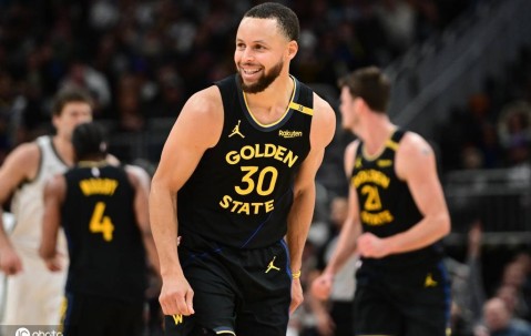 库里因背伤缺席对阵雄鹿 昨日创本赛季失误新高